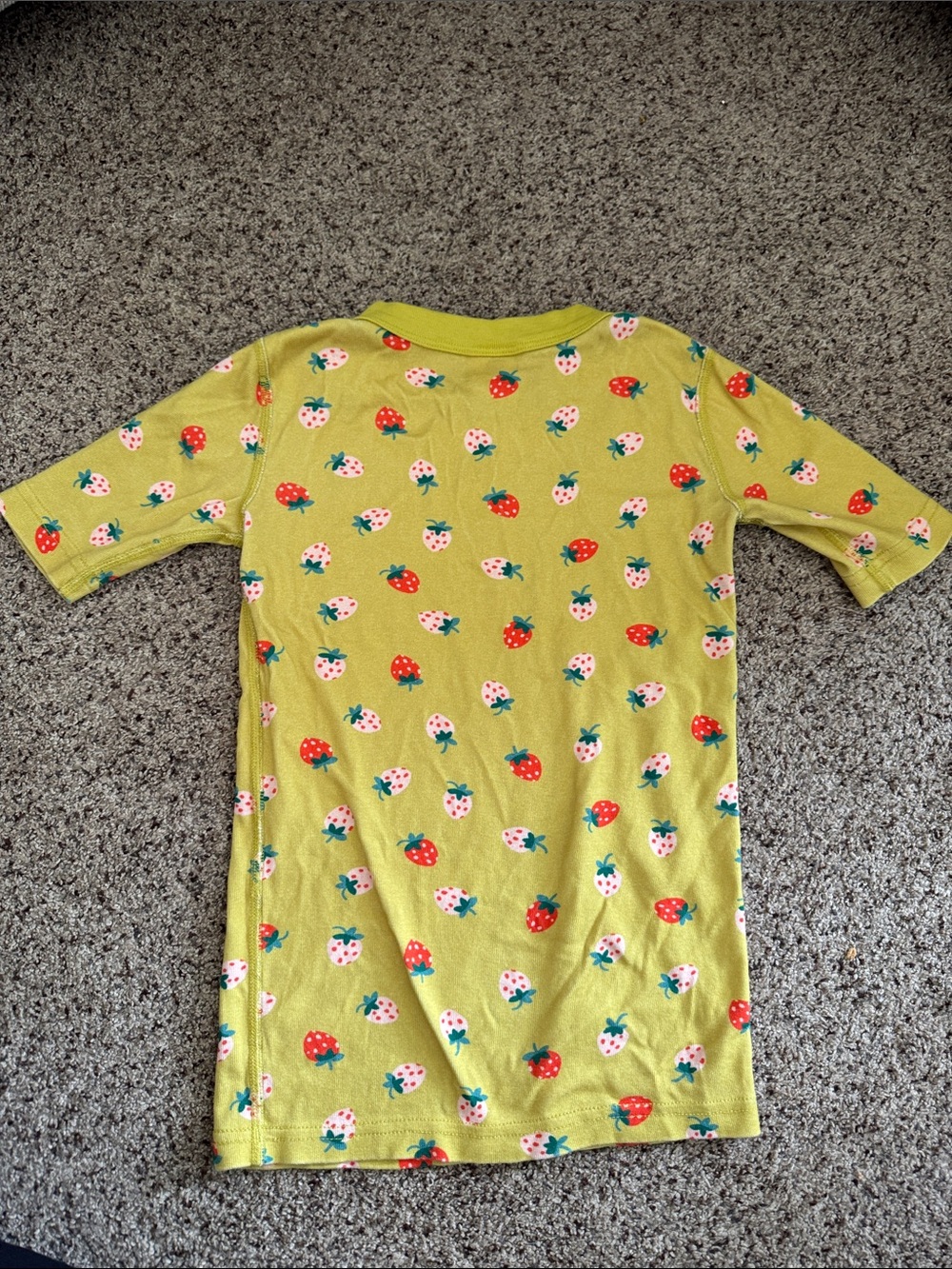 Hanna Andersson Green Daisy & Yellow Strawberry Pajamas (2 sets) - Picture 5 of 9